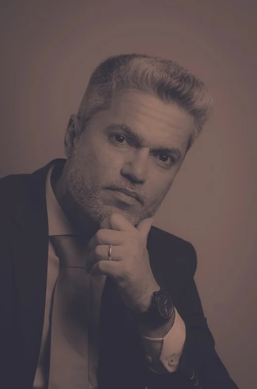 Professor Alex Morais